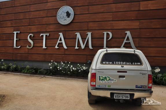 Chegando à vinícola Estampa, no Valle de Colchagua, região de Santa Cruz, ao sul de Santiago, no Chile